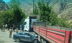 Çukurca'da feci kaza: Otomobil TIR'ın altına girdi, 4 yaralı