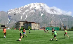 Amedspor’un ‘gelecekteki yıldızları’ Hakkari’de sahaya çıktı