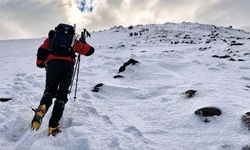 Kar ve tipiye rağmen Ağrı Dağı’na tırmanan dağcılar, tırmanışı kayıp dağcıya adadı