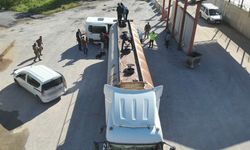 Bitlis’te yakıt tankerinin içinde 30 kaçak göçmen yakalandı