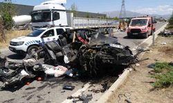 Tıra arkadan çarpan otomobil hurdaya döndü: 1 yaralı