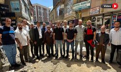 Esnaf asfaltlanmayan yolu trafiğe kapatarak tepki gösterdi