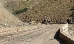 Yüksekova-Van yolunda kaya parçaları ulaşımı aksattı