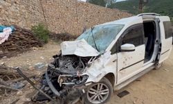 Şemdinli'de Kaza: Ticari Araç İstinat Duvarından Aşağı Uçtu, 3 Yaralı