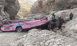 Pakistan'da yolcu otobüsü dev çukura uçtu: 40 ölü