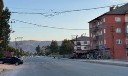 Elektrik telleri sürücüler ve yayalar için risk oluşturuyor