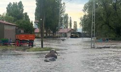 Kars’ta selin ortasında mahsur kalan yaşlı çift kurtarıldı