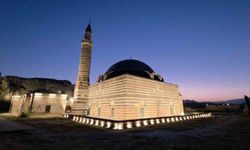 Van semalarında hilal Ay ve Mars, tarihi camilerle aynı karede