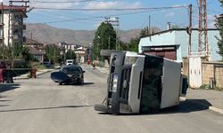 Yüksekova’da otomobil ile minibüs çarpıştı: 3 yaralı