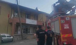 Hakkari’de çatıda mahsur kalan işçi kurtarıldı