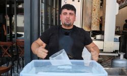 Sıcaklara karşı Adana usulü çözüm: Vücuduna kalıp buz bağladı