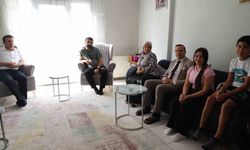Cizre’de YKS’de başarılı olan öğrencilerin evlerine gidilip tebrik edildi