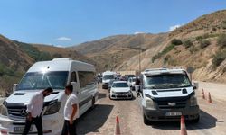 Yüksekova-Van Karayolunda Kaya Düşmesi Nedeniyle Araç Kuyruğu Oluştu