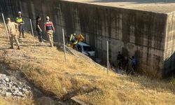 Kontrolden çıkan araç köprüden şarampole uçtu: 2 ölü