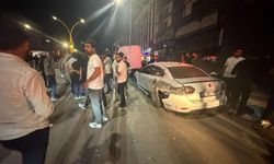 Yüksekova’da otomobil park halindeki araçlara çarptı: 4 yaralı