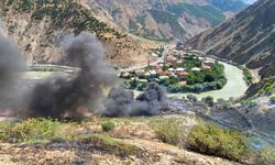 Hakkari-Van Karayolunda Korkutan Yangın: Kırıkdağ’da Hurdalık Alevlere Teslim Oldu
