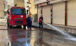 Yüksekova’da asfalt ve kaldırımları biten sokaklar temizleniyor