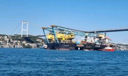 Dünyanın en büyük 3’üncü vinç gemisi ’Saipem 7000’ İstanbul Boğazı’ndan geçti