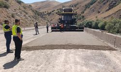 Yüksekova’da iki tünel arasındaki yolda çalışmalar sürüyor