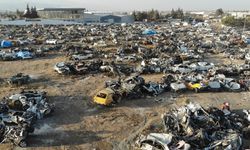 Depremin acı yüzünü yansıtan araç mezarlığından geriye sadece bir minibüs kaldı
