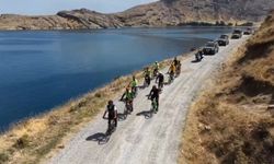 Doğaseverler Van Gölü’nün saklı cennetine pedal çevirdi