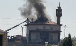 Ağrı’da caminin çatısında çıkan yangın paniğe neden oldu