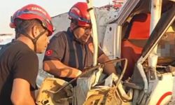 Kamyonet tıra arkadan çarptı: 2 ölü