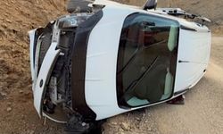 Derecik’te otomobil takla attı: Sürücü ve eşi yaralandı
