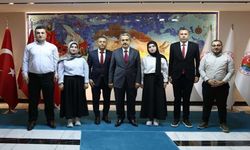 Van Yüzüncü Yıl Tıp Fakültesini kazanan ikiz kardeşler Vali Ekici’yi ziyaret etti
