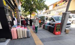 Van’da kaldırımlar işgal altında: Yayalar yola indi, turistler ve esnaf tepkili