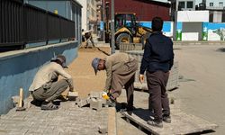 Yüksekova’da kaldırım çalışmaları sürüyor