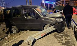 Hakkari’de kontrolden çıkan araç bariyerlere çarptı