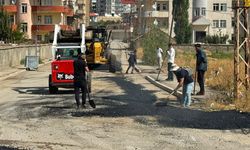 Yüksekova’da doğalgaz sonrası yollar için asfalt mesaisi