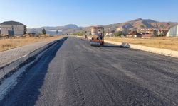 Karayolları ekiplerinden Yüksekova’da asfalt yama çalışması
