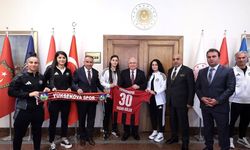 Bakan Yaşar Güler, Yüksekova Kadın Futbol Takımı ile bir araya geldi