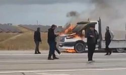 Van’da Yük Dolu Kamyonet Seyir Halindeyken Alev Aldı