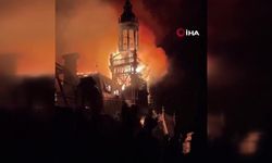 Fransa'da protestolarda kundaklanan 143 yıllık belediye binasının saat kulesi çöktü