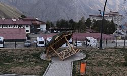 Hakkâri’de parkta bulunan kamelya tahrip edildi