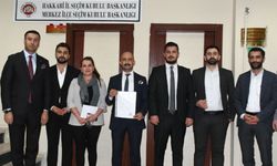 Hakkari Baro Başkanı Gülabi Seven mazbatasını aldı