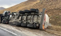 Hakkâri-Van kara yolunda akaryakıt yüklü tır devrildi