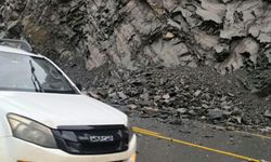 Hakkâri-Van yoluna düşen kaya parçaları sürücüler temizledi