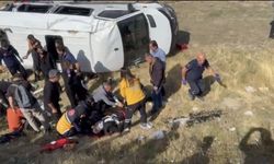 Hakkari’den Van’a giden yolcu minibüsü tırla çarpıştı: 1 ölü, 10 yaralı