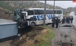 Hakkâri İstikametindeki Otobüs Tırla Çarpıştı: Şoför Hayatını Kaybetti