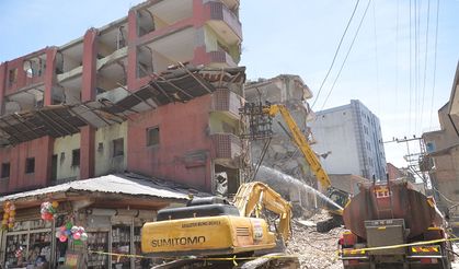 Yüksekova da Gever iş merkezinin yıkımı sürüyor