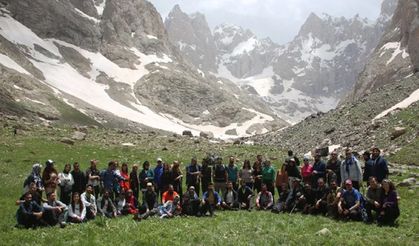 Doğa severler Cilo ve Reşko dağına çıkarak halay çekti
