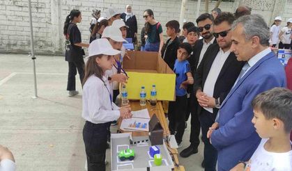 Öğrencilerden yaklaşınca kapağı açılıp kapanan akıllı çöp kutusu