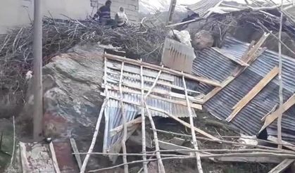 Yüksekova'da fırtına bir malzeme deposunun çatısını uçurdu