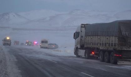 Erzurum-Artvin karayolunda tipi etkili oldu, 6 araç kaza yaptı
