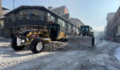 Yüksekova’da karla mücadele aralıksız devam ediyor