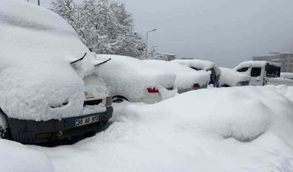 Hakkari’de kar afeti: Ekipler aralıksız çalışıyor